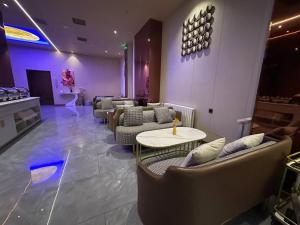De quan Hotel Free breakfast and lunch are provided Coffee beverages andsnacks are available in the lobby Free access to the gym and laundry room Located in the city center, near Shifoying的休息区