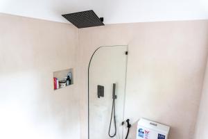 una ducha en un baño con espejo en Modern Villa With Pool 250m to Sea, en Ahangama