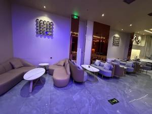 De quan Hotel Free breakfast and lunch are provided Coffee beverages andsnacks are available in the lobby Free access to the gym and laundry room Located in the city center, near Shifoying的休息区