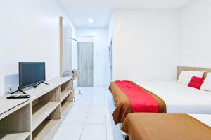 Телевизор и/или развлекательный центр в RedDoorz near Taman Safari 3 +12 фотографий