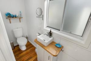 Bilik mandi di Dolphin Cottage +9 gambar