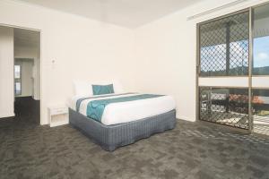 Letto o letti in una camera di Reef Gateway Hotel