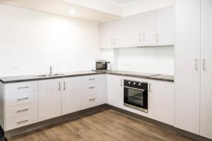 Cucina o angolo cottura di Reef Gateway Hotel