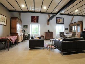 Foto dalla galleria di Escapade Romantique dans Ferme Restaurée avec Spa et Jardin à Yssingeaux - FR-1-582-500 a Yssingeaux