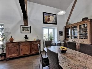 Foto dalla galleria di Escapade Romantique dans Ferme Restaurée avec Spa et Jardin à Yssingeaux - FR-1-582-500 a Yssingeaux