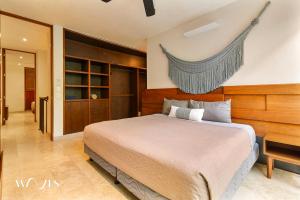 トゥルムにある2 Br. PH wPrivate Pool in Luxury Gated Communityの大きなベッドと机のある寝室 +30枚の写真