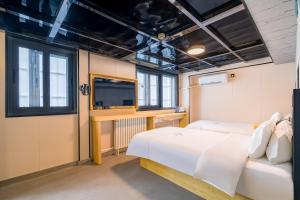Llit o llits en una habitació de Dequan Hotel Chaoyang Park Branch Coffee fruits, snacks a gym and a laundry room are provided for free in the lobby