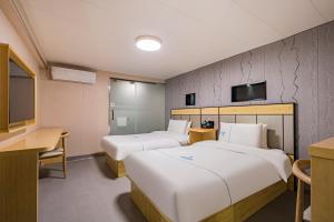 Llit o llits en una habitació de Dequan Hotel Chaoyang Park Branch Coffee fruits, snacks a gym and a laundry room are provided for free in the lobby