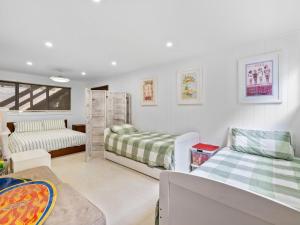 una sala de estar con dos camas y un sofá en Beachside Family Haven, en Inverloch