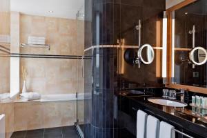 Phòng tắm tại Courtyard by Marriott Vienna Prater/Messe