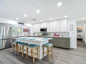 Køkken eller tekøkken på Bring Your Boat! Updated Home Close to 3 Beaches