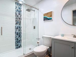 Et badeværelse på Bring Your Boat! Updated Home Close to 3 Beaches + 19 billeder