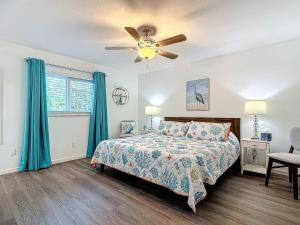 En eller flere senge i et værelse på Bring Your Boat! Updated Home Close to 3 Beaches