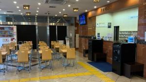 Un restaurant u otro lugar para comer en Toyoko Inn Chiba Ekimae