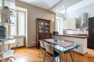 Køkken eller tekøkken på Casa Elena - ItalyHolidayHouse + 29 billeder