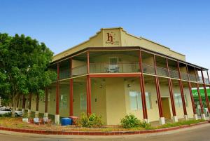 un edificio con un cartel en el costado en Redearth Boutique Hotel, en Mount Isa