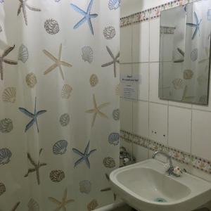 ein Bad mit einem Waschbecken und einem Spiegel in der Unterkunft UB Guesthouse & Tours in Ulaanbaatar