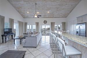 Sala de estar con bar, sofá y mesa en Sandy Feat South, en Gulf Shores