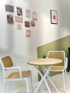 a table and two chairs in a waiting room at Taiping Homestay Near Lakegarden in Taiping
