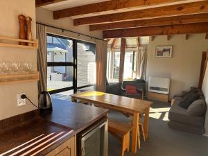Χώρος καθιστικού στο Chalet 6 - Ohakune Holiday Home +6 φωτογραφίες