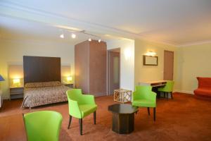 Posezení v ubytování Hôtel Cositel, CIT'HOTEL Coutances