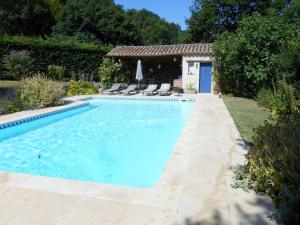ein Swimmingpool mit Stühlen und ein Haus in der Unterkunft Le Colombier in Villeneuve-sur-Lot + 46 Fotos