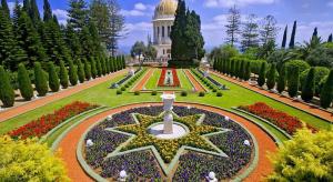 a garden with a star in front of a building at Boutique Agam Hahoresh - בוטיק אגם החורש in Haifa