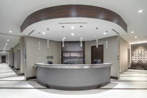 eine Lobby mit Rezeption in einem Gebäude in der Unterkunft Fairfield Inn & Suites by Marriott Boston Logan Airport/Chelsea in Chelsea + 18 Fotos