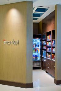 Supermarket nebo jiné obchody v  hotelu nebo okolí
