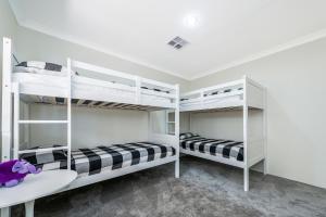 Una cama o camas en una habitación de Ledge on the Beach - Nestled right by the waters edge