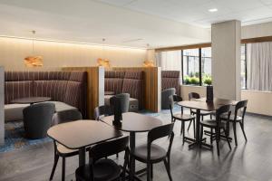 Posezení v ubytování Courtyard by Marriott Seattle Northgate