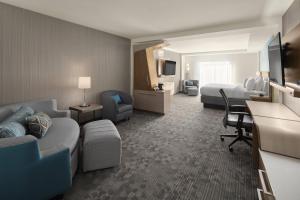 TV a/nebo společenská místnost v ubytování Courtyard by Marriott Seattle Northgate