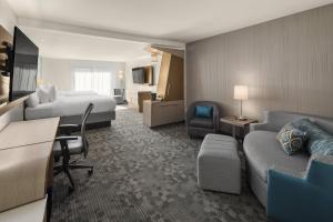 Posezení v ubytování Courtyard by Marriott Seattle Northgate