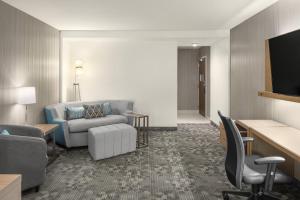 Posezení v ubytování Courtyard by Marriott Seattle Northgate