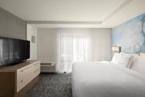 TV a/nebo společenská místnost v ubytování Courtyard by Marriott Seattle Northgate