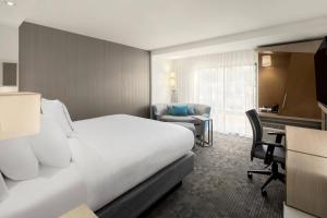 TV a/nebo společenská místnost v ubytování Courtyard by Marriott Seattle Northgate