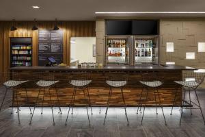 Lounge nebo bar v ubytování Courtyard by Marriott Seattle Northgate