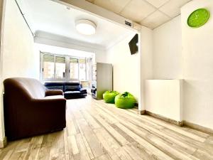 TV a/nebo společenská místnost v ubytování Lowcost Rooms