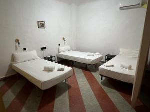 Postel nebo postele na pokoji v ubytování Lowcost Rooms