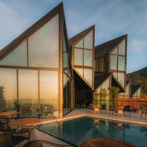 een afbeelding van een huis met een zwembad bij The Pino Khao Kho in Phetchabun