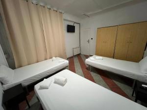 Postel nebo postele na pokoji v ubytování Lowcost Rooms