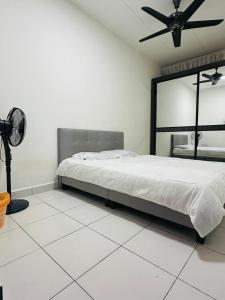 Un dormitorio con una cama y un ventilador de techo. en ML Homestay, en Kampung Seelung 26 fotos más
