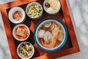 a tray of food with bowls of soup and different foods at 緩慢大鵬灣 in Donggang