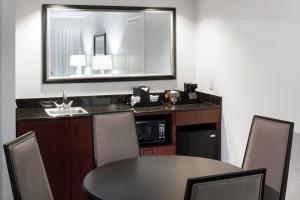 Kuchyň nebo kuchyňský kout v ubytování Courtyard by Marriott Waco