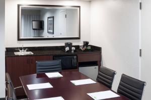 Kuchyň nebo kuchyňský kout v ubytování Courtyard by Marriott Waco