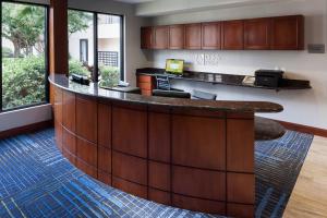 Kuchyň nebo kuchyňský kout v ubytování Courtyard by Marriott Waco