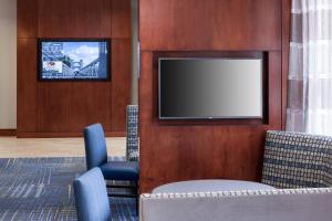 TV a/nebo společenská místnost v ubytování Courtyard by Marriott Waco