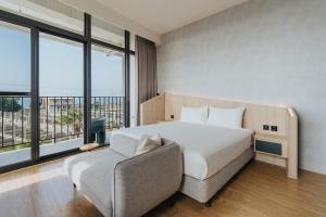 A bed or beds in a room at 緩慢大鵬灣