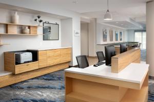 TV a/nebo společenská místnost v ubytování Fairfield Inn & Suites Baltimore BWI Airport