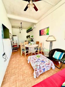 a living room with a bed and a table at Departamento centrico, 2 habitaciones , 4 camas matrimoniales, 1 bano completo, 1 estacionamiento in Cabo San Lucas